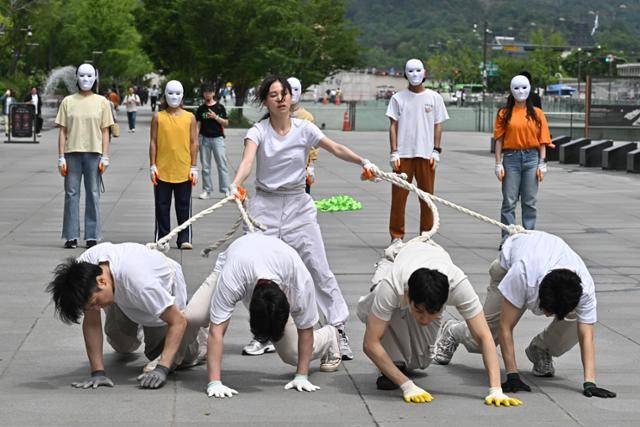 시민들이 22일 국제 생물다양성의 날을 맞아 서울 광화문 이순신동상 앞에서 동물의 권리를 몸짓으로 표현하고 있다. 정다빈 기자 answer@hankookilbo.com