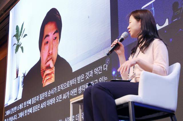 제이슨 권(왼쪽) 오픈AI 최고전략책임자(CSO)가 3월 25일 서울 중구 롯데호텔에서 열린 인공지능(AI) 글로벌 콘퍼런스에서 화상을 통해 오혜연 카이스트 전산학부 교수와 대담을 나누고 있다. 뉴스1