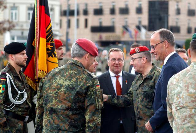 프리드리히 메르츠(맨 오른쪽) 독일 총리가 22일 리투아니아 수도 빌뉴스에서 진행된 45기갑여단 창설 기념식에 참석하고 있다. 45여단은 러시아의 다음 타깃이 될 가능성이 높은 리투아니아 방어 임무를 맡는다. 독일이 자체적으로 해외에 부대를 파견한 건 2차대전 이후 처음이다. 빌뉴스=EPA 연합뉴스