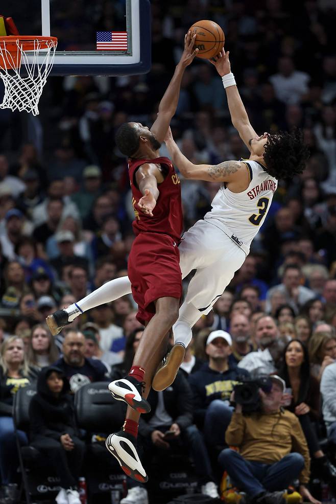 클리블랜드 캐벌리어스 에반 모블리의 수비 모습. 모블리는 '올해의 수비수'에 '올 디펜시브 퍼스트 팀'에도 이름을 올려 명실상부한 NBA 최고의 수비수로 평가받았다. [AFP=연합뉴스]