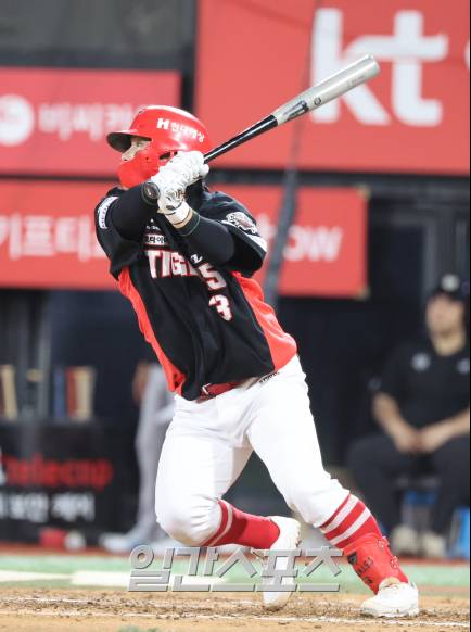20일 오후 수원 KT위즈파크에서 열린 2025 프로야구 KIA와 KT 경기. KIA 김선빈이 9회 1타점 적시타를 날리고있다. 수원=정시종 기자 /2025.05.20.
