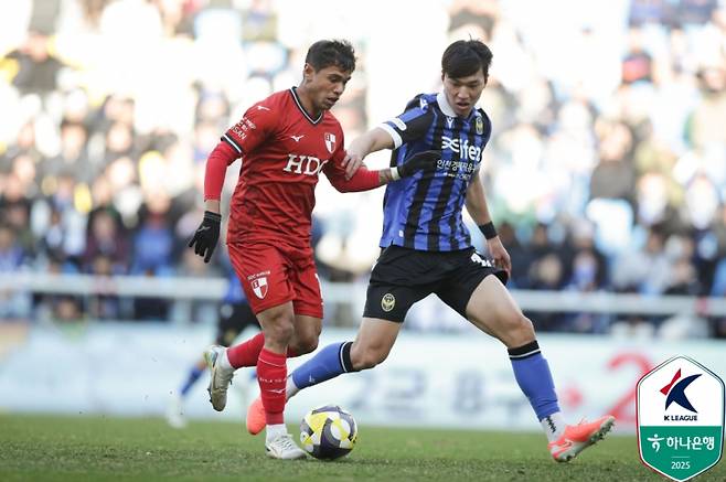 인천 유나이티드 박경섭(오른쪽)이 부산 빌레로를 수비하는 모습. 사진=프로축구연맹