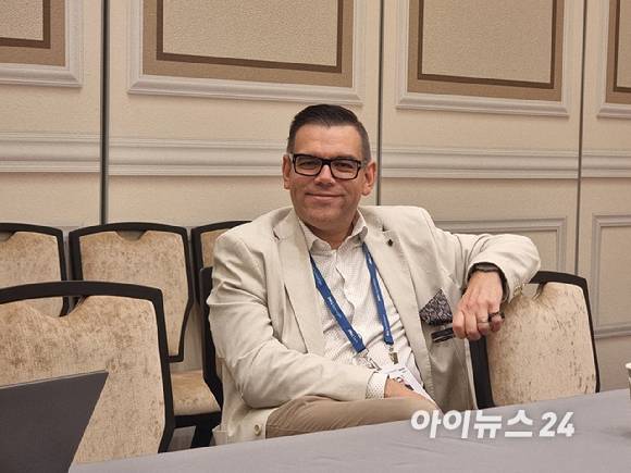 피에루카 치오델리 델 엣지·AIOps·멀티 시스템 관리 부사장이 19일(현지시간) 미국 라스베이거스에서 열린 '델 테크놀로지스 월드 2025' 행사장에서 한국 기자단과 인터뷰를 진행하고 있다. [사진=윤소진 기자]