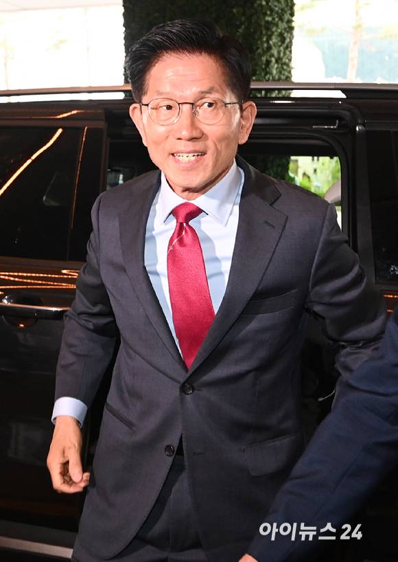 김문수 국민의힘 대선후보가 23일 오전 서울 중구 더플라자호텔에서 열린 제3회 국가와 민족을 위한 조찬기도회에 참석하기 위해 차에서 내리고 있다. [사진=곽영래 기자]