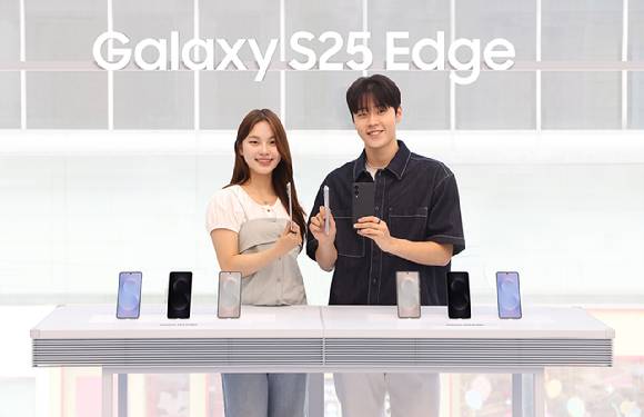 삼성전자 관계자가 '삼성 강남'에서 '갤럭시 S25 엣지'를 소개하고 있다. [사진=삼성전자]