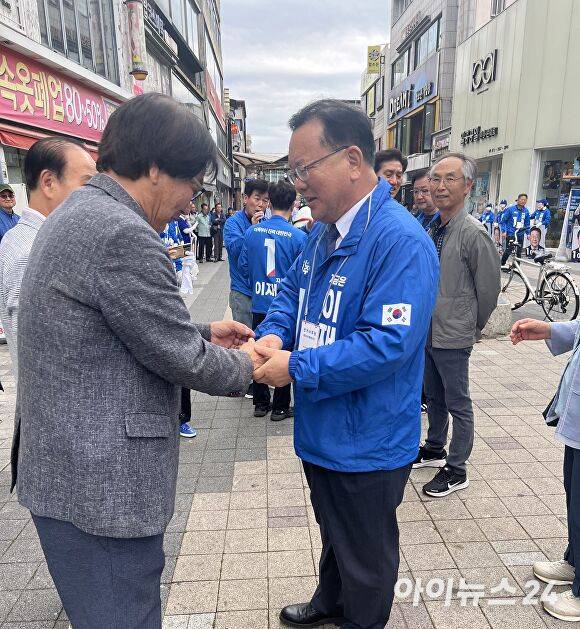 22일 김부겸 전 국무총가 안동 문화의 거리 등지에서 집중 유세를 펼치며 이재명 후보에 대한 지지를 당부하고 있다. [사진=더불어민주당 안동예천선거대책위원회]