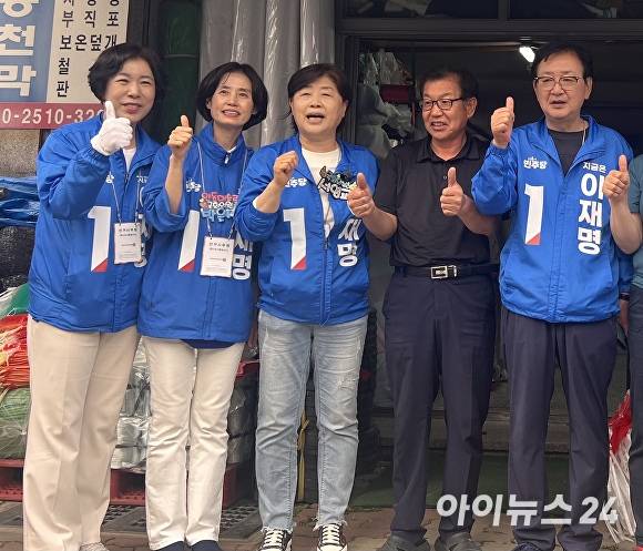 22일 서영교 의원과 박은정 의원이 안동 신시장을 찾아 ‘경청투어’에 나서 시민과 기념촬영을 하고 있다. [사진=더불어민주당 안동예천선거대책위원회]