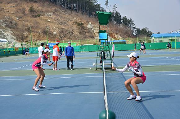 소프트테니스 주니어 선수들이 경기를 하고 있다. [사진=순창군 ]