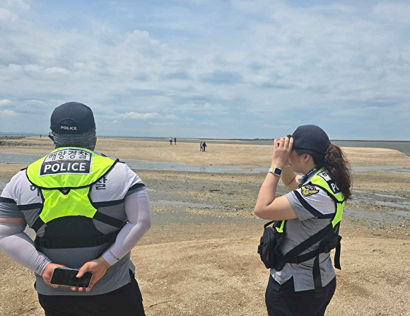 평택해양경찰서 평택파출소 경찰관들이 연안사고 예방을 위해 간조 시 해안가를 순찰하고 있다. [사진=평택해양경찰서]