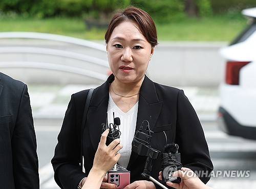 '명태균 여론조사비 대납 의혹'과 관련해 홍준표 전 대구시장 관련 폭로를 이어오고 있는 강혜경 전 미래한국연구소 부소장이 23일 대구 수성구 대구경찰청에 참고인 조사를 받기 위해 출석하기 전 취재진의 질문에 답변하고 있다.  [사진=연합뉴스]