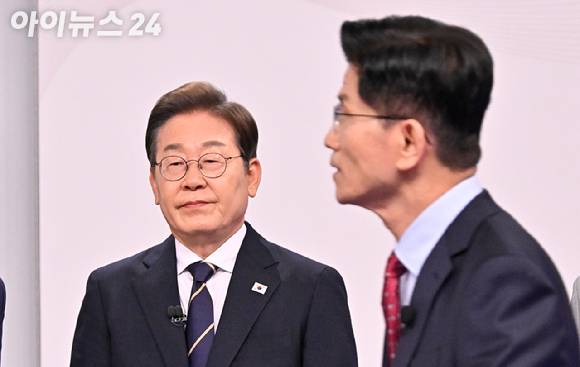 이재명 더불어민주당 대선후보(왼쪽)와 김문수 국민의힘 대선후보가 18일 서울 마포구 SBS프리즘타워에서 열린 중앙선거방송토론위원회 주관 제21대 대통령선거 후보자토론회에 참석하고 있다. [사진=국회사진취재단]