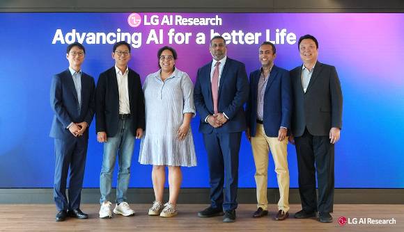 빌라스 다르 맥거버 재단 대표(가운데)와 배경훈 LG AI연구원장(왼쪽에서 두번째) 등 관계자들이 23일 서울 강서구 LG AI연구원에서 기념사진을 찍고 있다. [사진=LG AI연구원 링크드인]