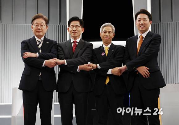 23일 서울 영등포구 KBS본관 스튜디오에서 열린 중앙선거방송토론위원회 주관 제21대 대통령선거 2차 후보자토론회 시작에 앞서 각 정당 대선 후보들이 기념촬영을 하고 있다. (왼쪽부터) 이재명 더불어민주당, 김문수 국민의힘, 이준석 개혁신당, 권영국 민주노동당 대선 후보. [사진=국회사진취재단]