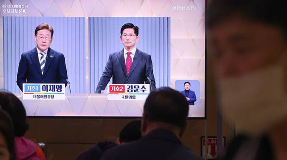 23일 서울역 대합실에서 시민들이 중계방송을 시청하고 있다. 2025.5.23 [사진=연합뉴스]