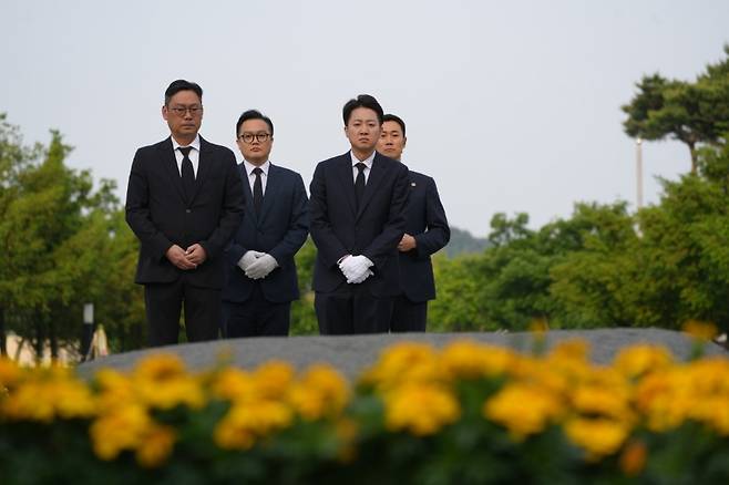이준석 대선 후보가 23일 경남 김해 봉하마을을 찾아, 고 노무현 전 대통령 묘역을 참배하고 있다. (개혁신당)