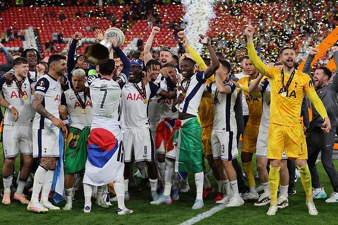 토트넘은 유로파리그 우승으로 두둑한 상금도 챙겼다. [EPA=연합뉴스]