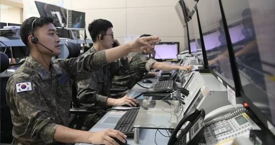 한국형미사일방어체계(KAMD) 작전센터에서 한·미 장병들이 임무를 수행하고 있다. 한반도 내 미사일 공격 방어 는 모두 이곳에서 이뤄진다. [사진 공군]