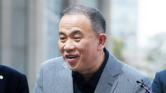 윤석열 전 대통령 부부 공천 개입 의혹의 핵심 인물인 명태균 씨가 지난 4월 30일 오전 검찰 조사를 받기 위해 서울 서초구 서울고검 청사로 출석하며 취재진의 질문에 미소를 지으며 답하고 있다. 뉴스1