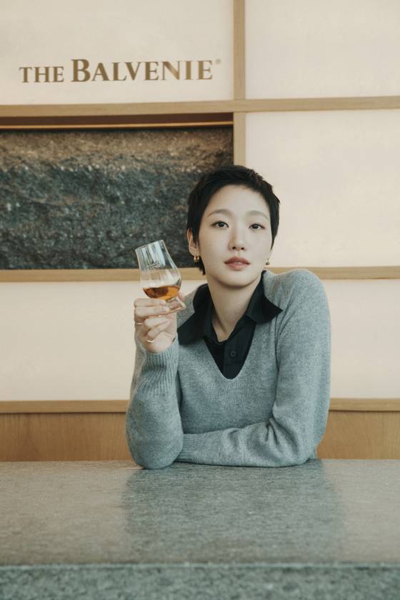 위스키 애호가로 알려진 김고은 배우는 발베니에 대한 높은 지식과 애정으로 캠페인을 이끌어 간다. 사진 발베니