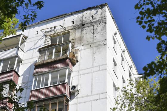 지난 6일(현지시간) 러시아 모스크바의 한 아파트가 우크라이나 드론 공격을 받았다. AP=연합뉴스