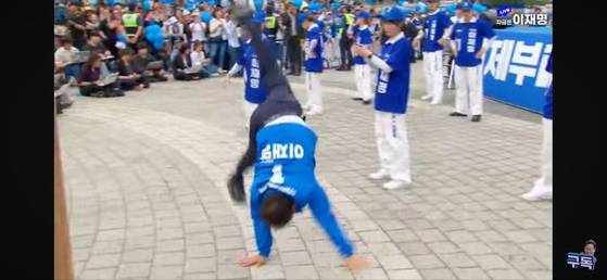 박선원 민주당 의원이 21일 인천 부평구 유세 현장에서 옆돌기를 선보였다. 사진 델리민주 캡처
