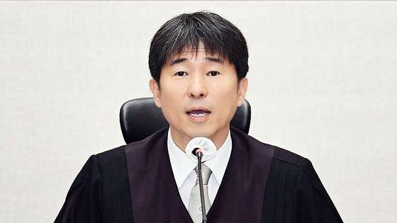 지귀연 부장판사가 21일 오전 서울 서초구 서울중앙지법 417호 법정에서 열린 윤석열 전 대통령의 내란 우두머리 혐의 재판을 하기 전 언론 공개에 대한 발언을 하고 있다. 사진공동취재단