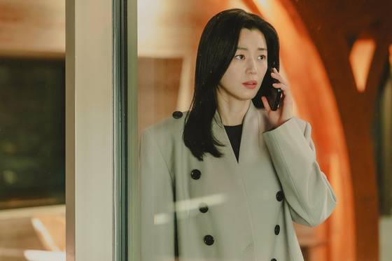 전지현은 '북극성'에서 외교관이자 전 유엔대사로 국제적 명성을 쌓아온 문주를 연기한다. 사진 디즈니 플러스