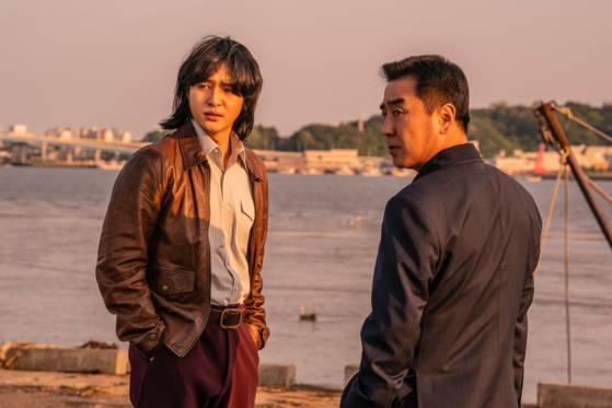 '파인: 촌뜨기들'은 윤태호 작가의 동명 웹툰을 원작으로 했다. 배우들은 1970년대 분장을 하고 나온다. 사진 디즈니 플러스