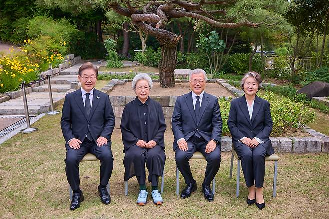 이재명 더불어민주당 대선 후보(왼쪽)가 23일 경남 김해시 봉하마을에서 고 노무현 전 대통령 부인 권양숙 여사와 문재인 전 대통령, 김정숙 여사(왼쪽 둘째부터) 기념촬영을 하고 있다. 사진 더불어민주당