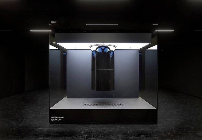 IBM 사의 초전도 양자 컴퓨터인 Quantum System One.