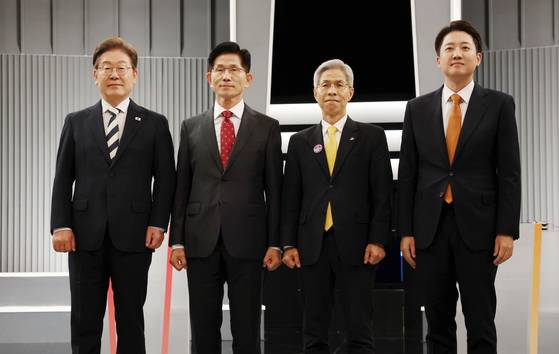 이재명 더불어민주당(왼쪽부터), 김문수 국민의힘, 이준석 개혁신당, 권영국 민주노동당 대통령 후보가 23일 서울 영등포구 KBS본관 스튜디오에서 중앙선거방송토론위원회 주관 제21대 대통령선거 2차 후보자 토론회 시작에 앞서 기념 촬영을 하고 있다. 뉴스1