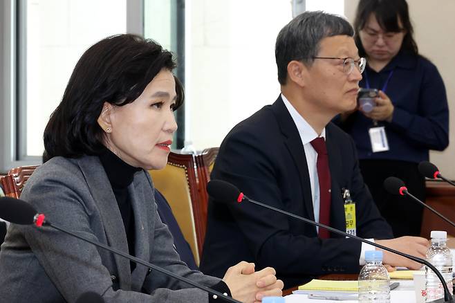 이진숙(왼쪽) 방송통신위위원장이 4월18일 서울 여의도 국회에서 열린 과학기술정보방송통신위원회 전체회의에서 의원 질의에 답변하고 있다. 오른쪽은 김유열 EBS 사장. /뉴시스