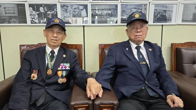 ▲ 올해 94세인 염기원 6.25 참전유공자회 춘천시지회장(왼쪽)과 92세인 김종국 6.25 참전유공자회 강원도부지부장.