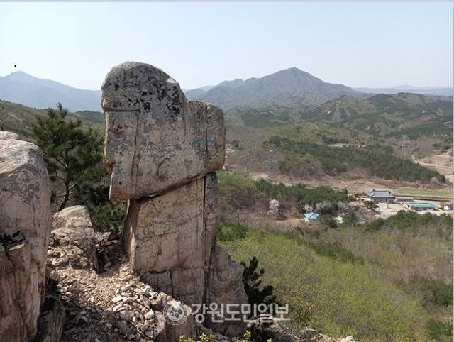 ▲ 다양한 화강암들이 태고적 신비로움을 전하는 운봉산의 얼굴바위.