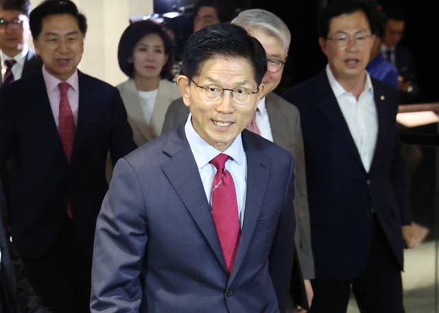 ▲ 국민의힘 김문수 대선 후보가 23일 중구 더플라자호텔 서울에서 열린 2025년 제3회 국가와 민족을 위한 조찬기도회에 참석하고 있다. 연합뉴스