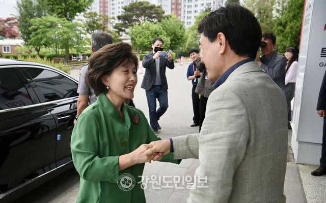 ▲ 박선영 진실화해를위한과거사정리위원회 위원장이 23일 도청을 방문, 김진태 도지사와 악수하고 있다. 방도겸 기자