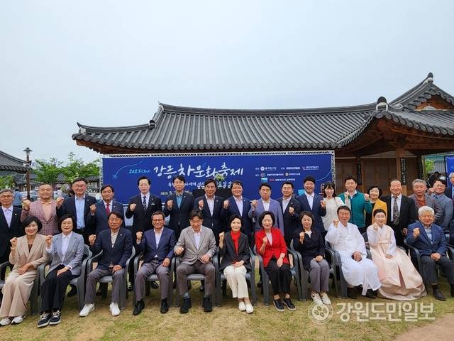 ▲ 김문수 대선 후보 배우자 설난영 여사는 23일 오죽헌한옥마을에서 열린 강릉 차 문화 축제에 참석했다. 이연제