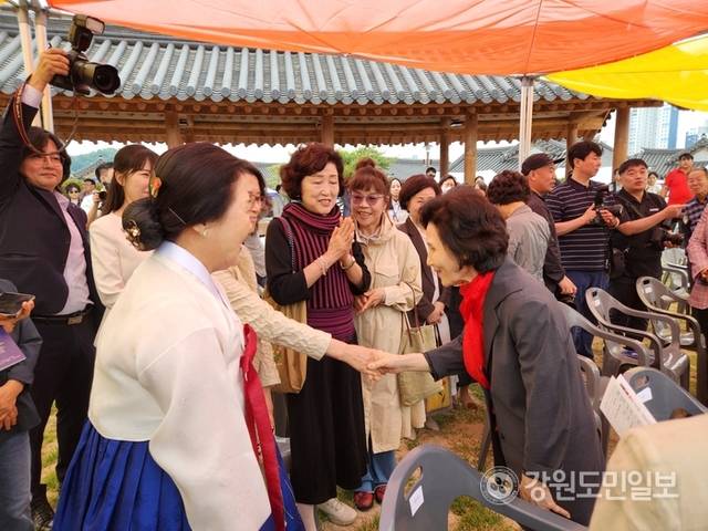 ▲ 김문수 대선 후보 배우자 설난영 여사는 23일 오죽헌한옥마을에서 열린 강릉 차 문화 축제장에서 강릉시민들과 만나 지지를 호소했다. 이연제