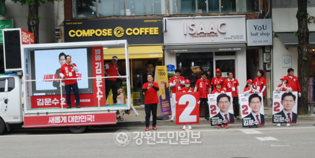 ▲ 국민의힘 한기호 국회의원이 23일 화천읍 사기자에서 김문수 후보의 지지를 호소하고 있다.