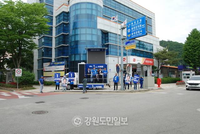 ▲ 더불어민주당 장성유세단이 23일 화천읍 시가지에서 이재명 후보 지지를 호소하고 있다.