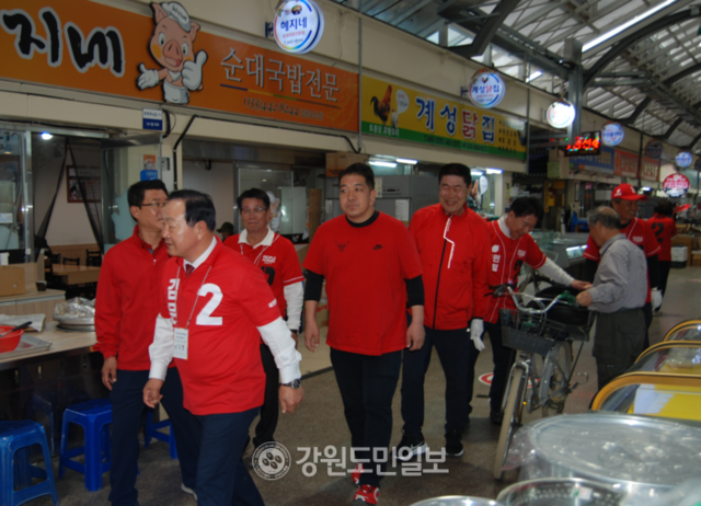 ▲ 국민의힘 한기호 국회의원이 23일 화천시장을 돌며 김문수 후보의 지지를 호소하고 있다.