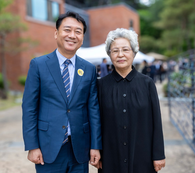 ▲ 더불어민주당 이광재 강원선대위 공동상임선대위원장과 권양숙 여사. 이광재 위원장측 제공