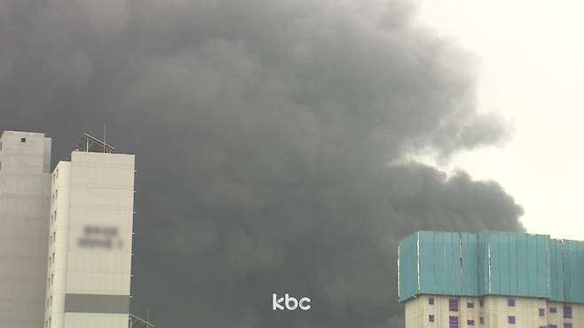 ▲ 도심을 뒤덮은 금호타이어 공장 화재 연기의 모습&nbsp;