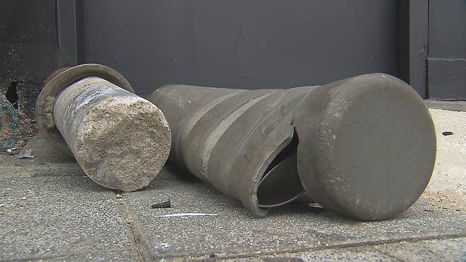 사고 충격으로 부서진 ‘길말뚝’