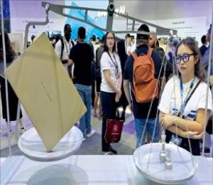 < “체스 말 두 개보다 가볍네” > 22일 대만 타이베이에서 열린 ‘컴퓨텍스 2025’에서 관람객이 에이수스의 인공지능(AI) 노트북을 살펴보고 있다.  /박의명 기자