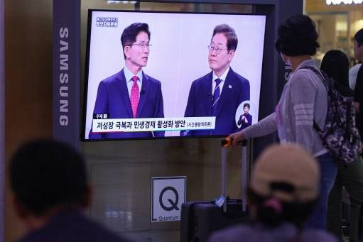 지난 18일 서울역사에 모인 시민들이 대선 TV토론을 지켜보고 있다. 연합뉴스