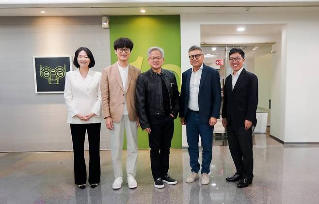 최수연 네이버 대표(왼쪽부터), 이해진 네이버 이사회 의장, 젠슨 황 엔비디아 최고경영자(CEO), 제이 퓨리 엔비디아 총괄 부사장, 김유원 네이버클라우드 대표가 대만 엔비디아 오피스에서 만남을 가진 후 기념촬영을 하고 있다. 사진=네이버클라우드 제공