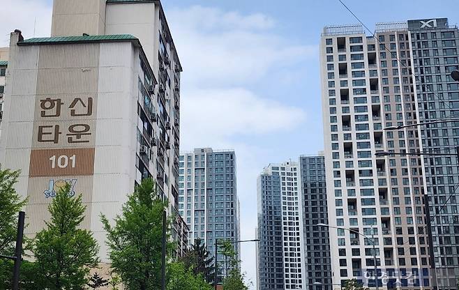 서울 서초구 잠원동 '한신타운'과 '한신20차' 너머로 내달 말 입주하는 '메이플자이'가 보이고 있다. 사진=오세성 한경닷컴 기자