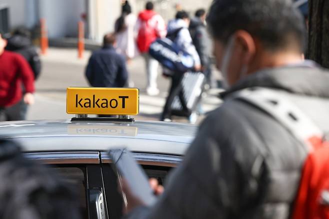 22일 서울고등법원은 공정거래위원회가 카카오모빌리티에 내린 시정명령과 과징금 271억을 취소하라는 판결을 내렸다. 사진은 서울 시내의 카카오 택시./사진=최혁 기자