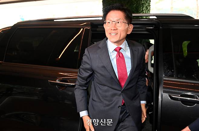 김문수 국민의힘 대선 후보가 23일 서울 중구 더플라자호텔에서 열린 제3회 국가와 민족을 위한 조찬기도회에 참석하기 위해 차에서 내리고 있다. 성동훈 기자